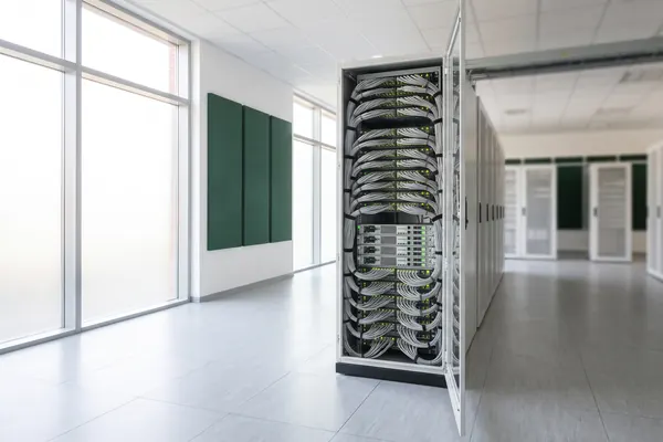 Heller Serverraum mit offenem Server-Rack und grünen Status-LEDs