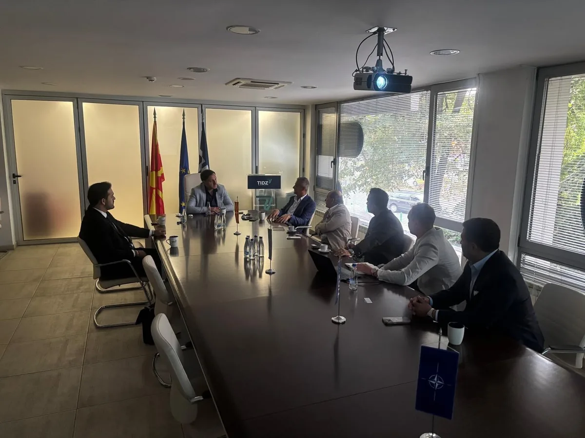 Gespräch der Delegation am Konferenztisch